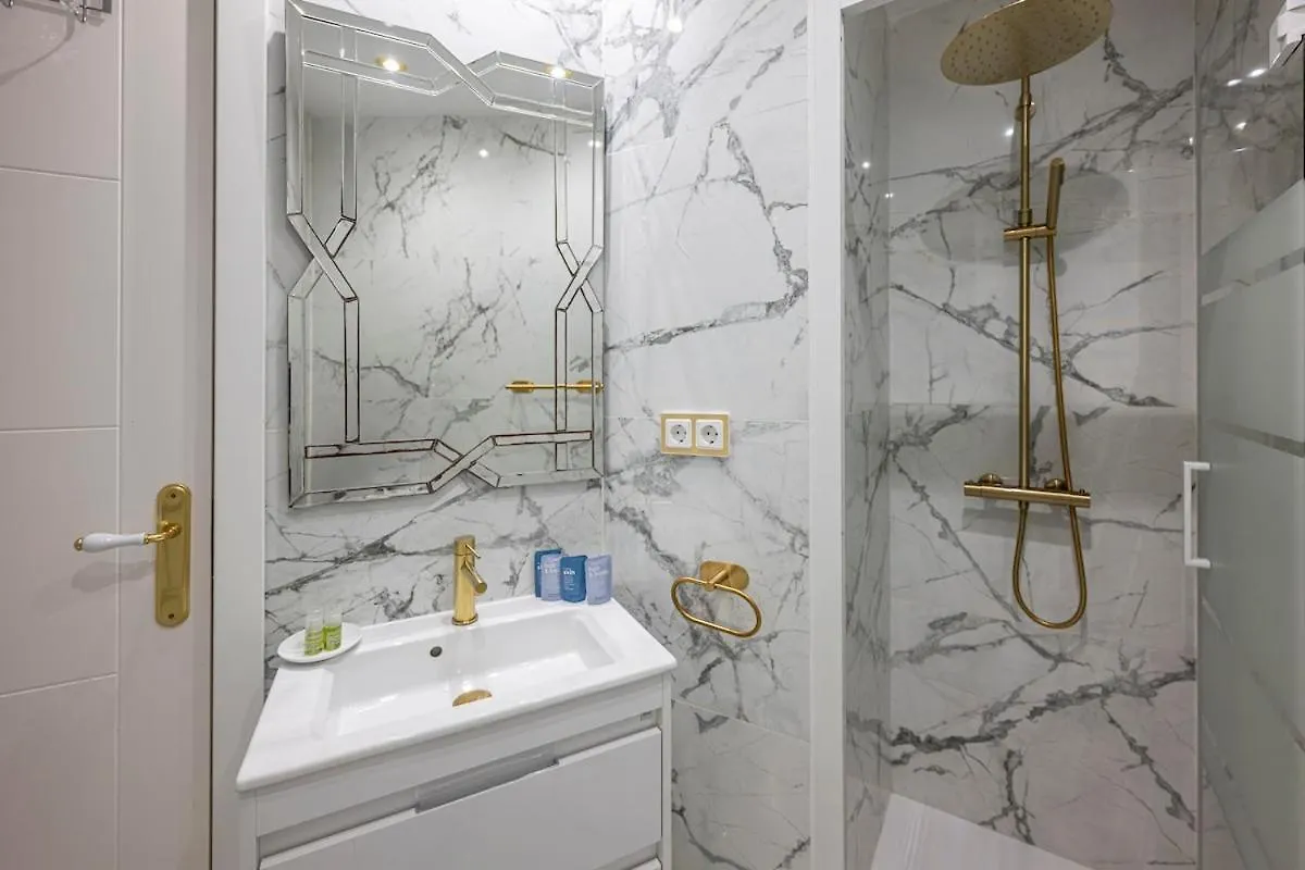 Modern 1 Bedroom Apartment, Steps From The Sea & Downtown 马尔韦利亚 0*,  西班牙