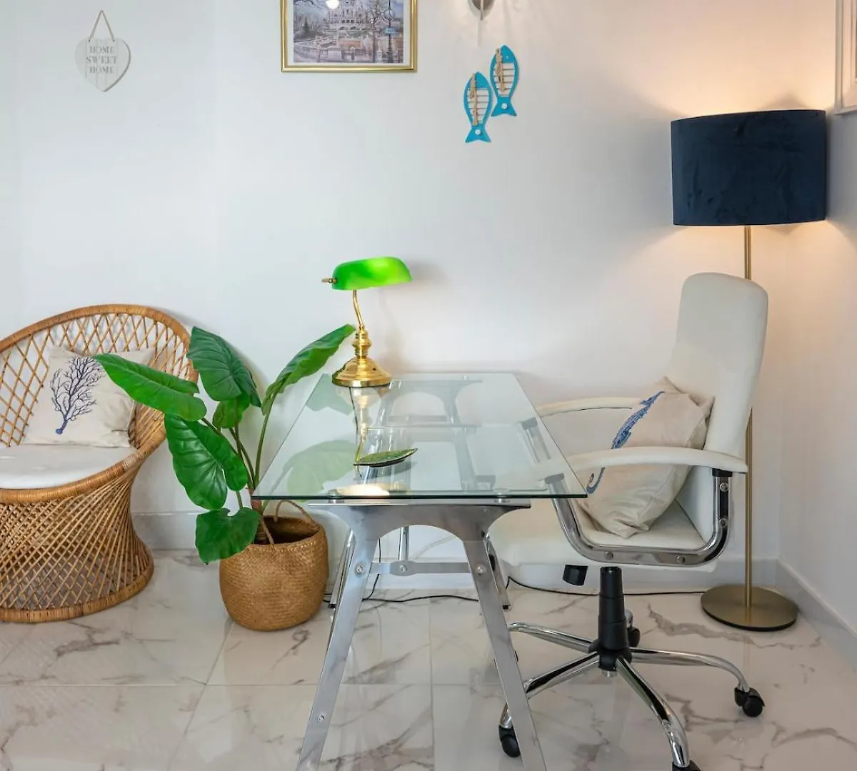 Modern 1 Bedroom Apartment, Steps From The Sea & Downtown 马尔韦利亚