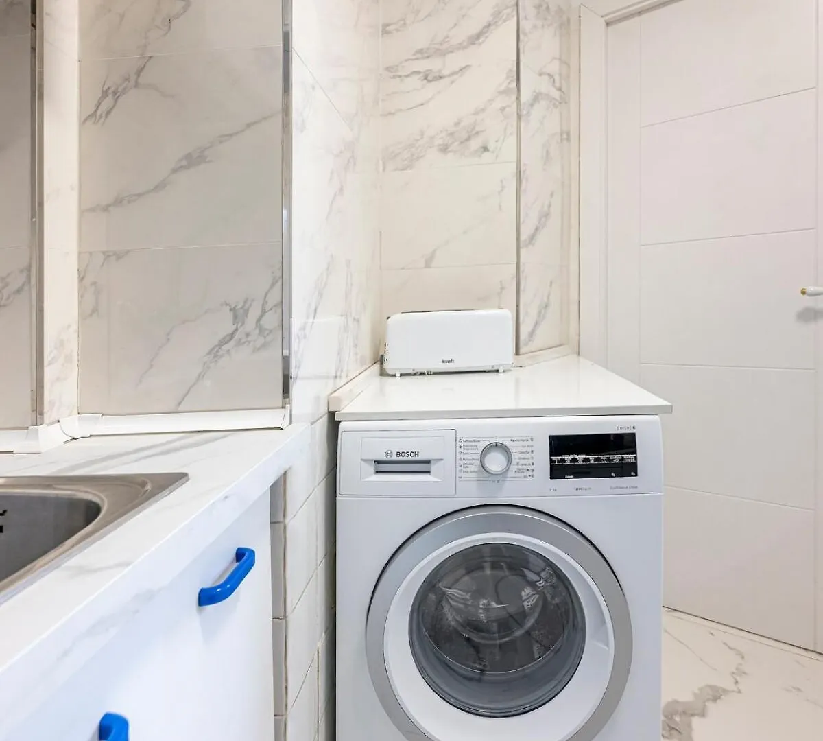 Modern 1 Bedroom Apartment, Steps From The Sea & Downtown 马尔韦利亚 公寓