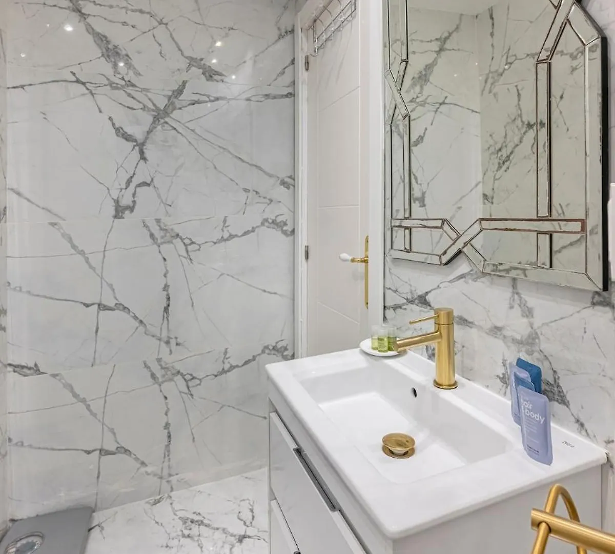 Modern 1 Bedroom Apartment, Steps From The Sea & Downtown 马尔韦利亚 西班牙