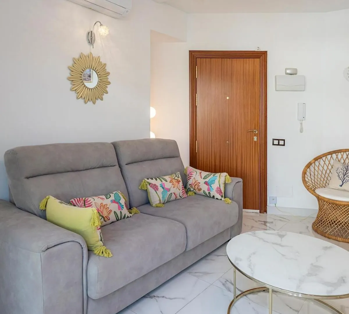 Modern 1 Bedroom Apartment, Steps From The Sea & Downtown Marbella 0*,  Spanje