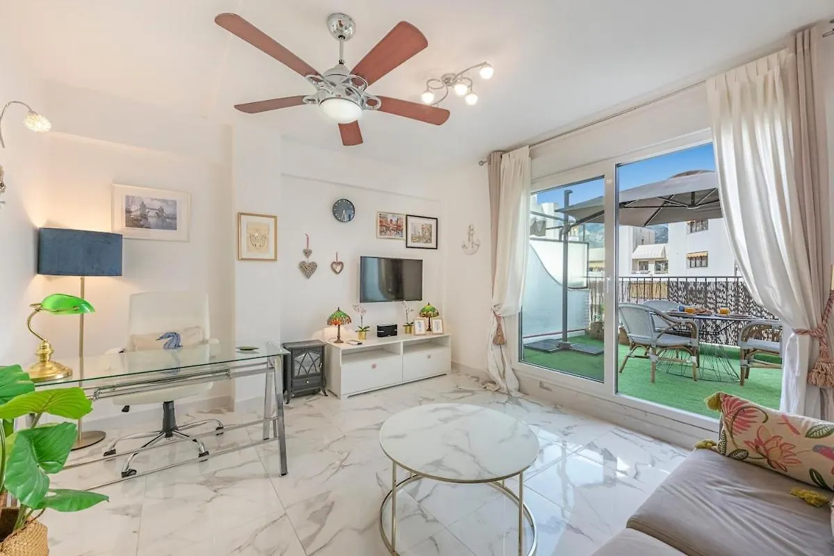 Modern 1 Bedroom Apartment, Steps From The Sea & Downtown location