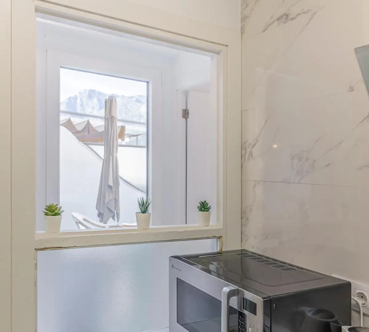 Modern 1 Bedroom Apartment, Steps From The Sea & Downtown Marbella 0*,